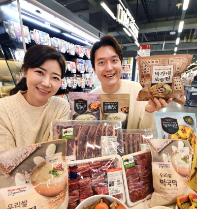  홈플러스 모델들이 12일 서울시 등촌동 홈플러스 메가푸드마켓 강서점에서 '간편한 설날밥상' 기획전 행사 상품을 소개하고 있다. /사진=홈플러스 
