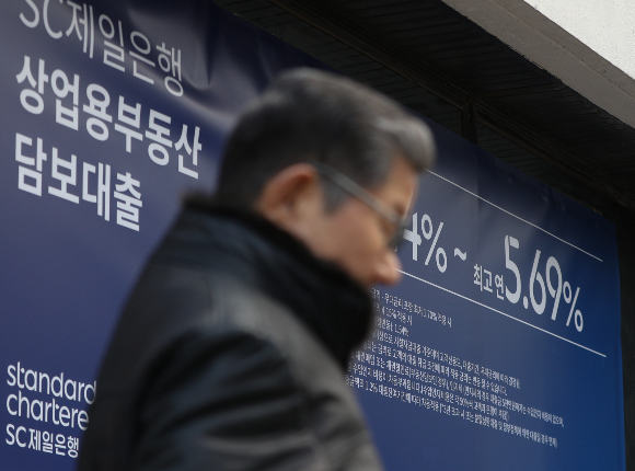  시중은행이 대출금리 인하 작업에 들어갔다. 금리 상승에 따른 취약계층의 이자 부담을 줄여준다는 취지다. 사진은 서울의 시중은행에 붙은 대출 금리 안내문./사진=뉴스1