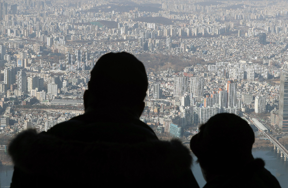 특례보금자리론 금리가 예상보다 높다는 지적이 제기된다. 사진은 서울 송파구 롯데월드타워 서울스카이에서 바라본 아파트 단지 모습./사진=뉴스1