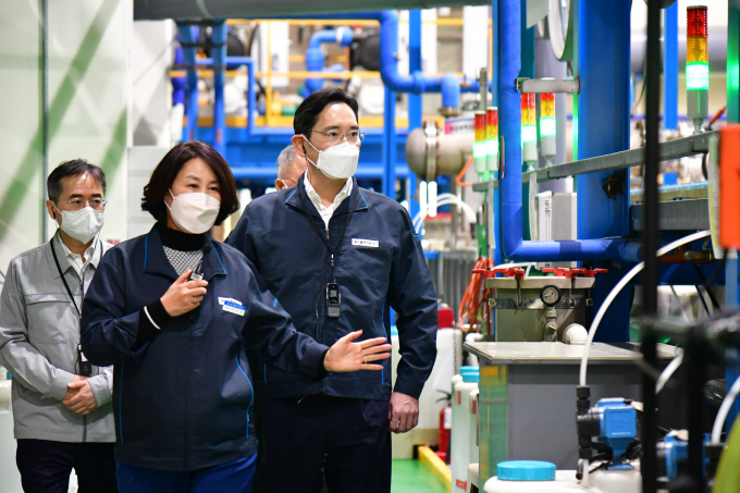 지난해 11월 8일 이재용 삼성전자 회장이 삼성전자로부터 스마트공장 구축 지원을 받은 부산 소재 중소기업 '동아플레이팅'을 방문해 현장을 둘러보는 모습. / 사진=삼성전자