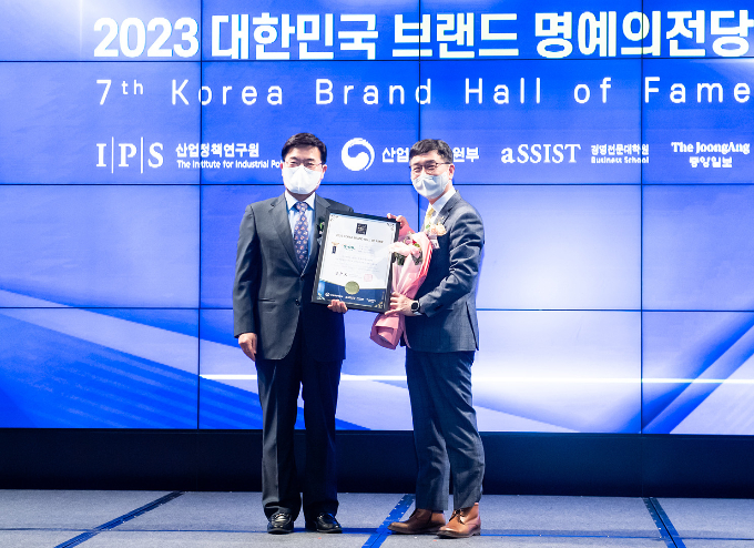 S-OIL이 ‘2023 대한민국 브랜드 명예의 전당’ 시상식에서 주유소 부문 5년 연속 1위에 선정됐다. 사진은 이기봉 S-OIL 영업전략부문장 상무(오른쪽)와 박기찬 산업정책연구원 원장. /사진=S-OIL 제공