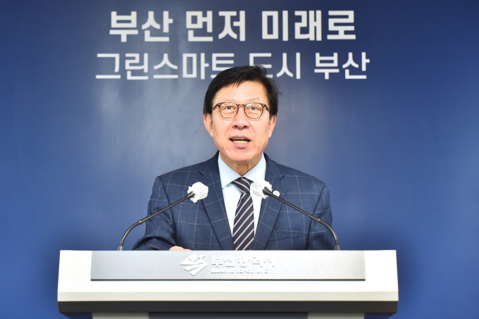 박형준 부산시장이 12일 오후 2시 부산시청 브리핑룸에서 지난 9일 부산진구 소재 주차타워 건물 화재 사건을 계기로 부산 시내 3층 이상 10만 여 동에 대해 외장재와 구조안전, 침수 우려 등 안전관련 항목을 중점 조사할 계획이라고 밝혔다. /사진=부산시