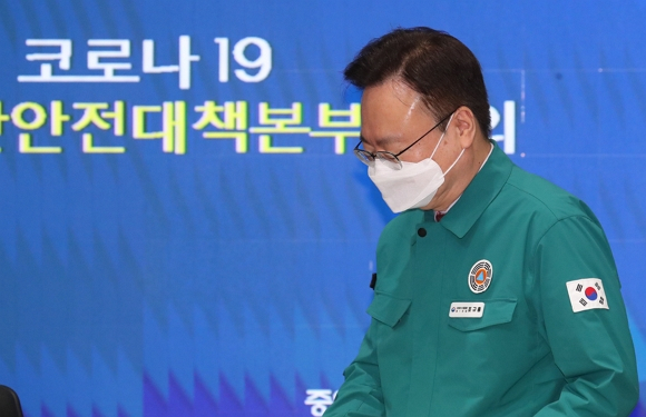 정부가 설 연휴 특별 방역·의료대책을 마련했다. 조규홍 보건복지부 장관이 지난 11일 오전 서울 종로구 세종대로 정부서울청사에서 열린 코로나19 중앙재난안전대책본부 회의에 참석하고 있다. /사진=뉴스1