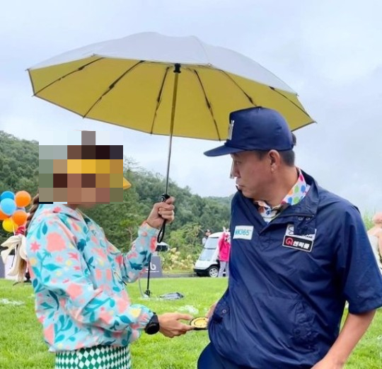 코미디언 홍록기가 직원들에게 2년째 임금을 지불하지 못하고 있다는 소식이 전해졌다. 그러나 그의 아내 모델 김아린이 호화스러운 취미를 즐기는 일상이 공개되며 누리꾼의 뭇매를 맞았다. /사진=김아린 인스타그램