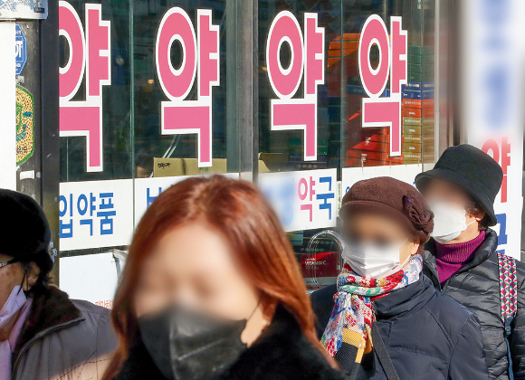 중국인이 600만원어치의 감기약을 구매했다는 해프닝에 감기약 가수요 현상이 나타났다. 약국가에선 정부의 감기약 관련 조치가 미흡했다고 본다. 지난 2일 오후 서울 중구의 한 약국 앞을 시민들이 지나가고 있다. /사진=뉴스1