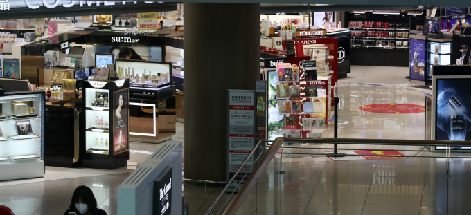 인천국제공항공사가 인천공항 제1여객터미널, 제2여객터미널, 탑승동에 위치한 총 7개의 면세사업권 신규 사업자 선정에 돌입했다. 사진은 제1여객터미널 면세점. /사진=뉴시스