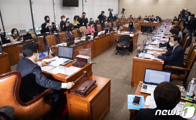 강기윤 국회 연금개혁 특별위원회 위원장 직무대리(국민의힘 간사)가 3일 서울 여의도 국회에서 열린 제401회 국회(임시회) 제4차 연금개혁특별위원회 전체회의에서 의사봉을 두드리고 있다. 2023.1.3/뉴스1 ⓒ News1 유승관 기자