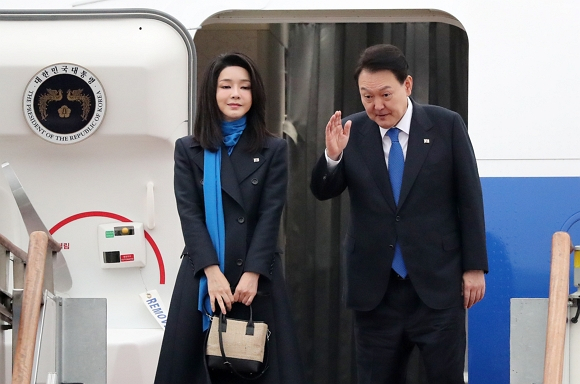 윤석열 대통령과 김건희 여사가 14일 오전 경기 성남 서울공항에서 아랍에미리트(UAE) 국빈 방문과 스위스 다보스 포럼 참석차 출국하기 위해 공군 1호기에 탑승하며 인사하고 있다./사진=뉴스1