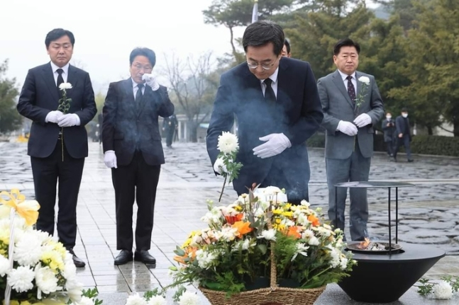 김동연 경기도지사(가운데)가 강기정 광주시장, 김영록 전남지사, 김관영 전북지사, 오영훈 제주지사 등 5명과 함께 14일 경상남도 김해시 봉하마을에 있는 고 노무현 전 대통령 묘역을 찾아 참배하고 있다. / 사진=김동연 경기도지사 페이스북 캡쳐