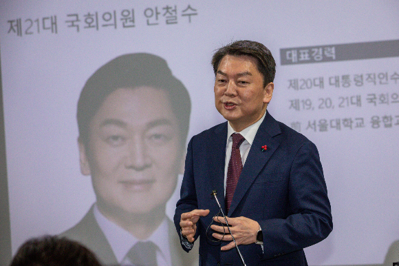 안철수 국민의힘 의원이 차기 당대표 지지도 여론조사에서 김기현 의원이 1위를 차지했다는 결과를 평가절하했다. 안 의원은 지난 13일 서울 강남구 박진북카페에서 열린 강남(을) 당협 당원간담회에서 인사말을 하고 있다. /사진=뉴스1