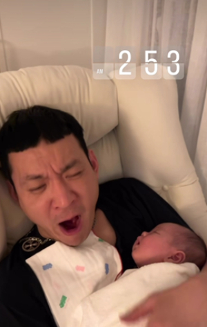 지난 14일 방송인 정성호가 육아하는 모습. /사진=경맑음 인스타그램