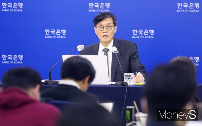 이창용 한국은행 총재가 13일 서울 중구 태평로2가 한국은행에서 열린 금융통화 관련 기자간담회에 참석, 취재진 질문에 답하고 있다./사진-임한별 기자