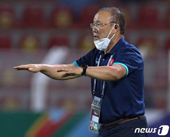 박항서 베트남 축구 대표팀 감독이 12일 (현지시간) 오만 무스카트의 술탄 카부스 스포츠 콤플렉스에서 열린 월드컵 최종 예선 오만과의 경기 중 선수들에게 작전 지시를 하고 있다. ⓒ AFP=뉴스1