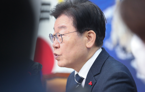  더불어민주당은 15일 이재명 민주당 대표의 변호사비를 대납해 줬다는 의혹을 받는 김성태 전 쌍방울그룹 회장의 국내 송환을 앞두고 검찰이 언론플레이를 하고 있다고 지적했다. 사진은 13일 서울 여의도 국회에서 열린 최고위원회의에서 모두 발언을 하는 이 대표. /사진=뉴스1 