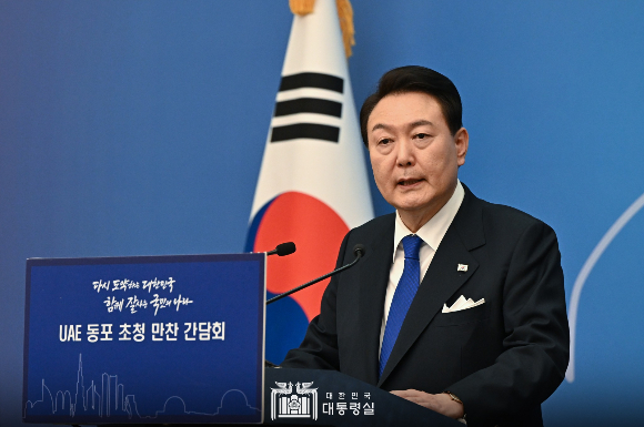 윤석열 대통령이 모하메드 빈 자이드 알 나하얀 아랍에미리트(UAE) 대통령과 정상회담을 통해 방산, 원전 등 경제협력의 한 단계 강화를 추진한다. 윤 대통령이 14일 오후(현지시각) 그랜드 하얏트 아부다비에서 열린 UAE 동포간담회에서 격려사를 하고 있다. /사진=대통령실 페이스북