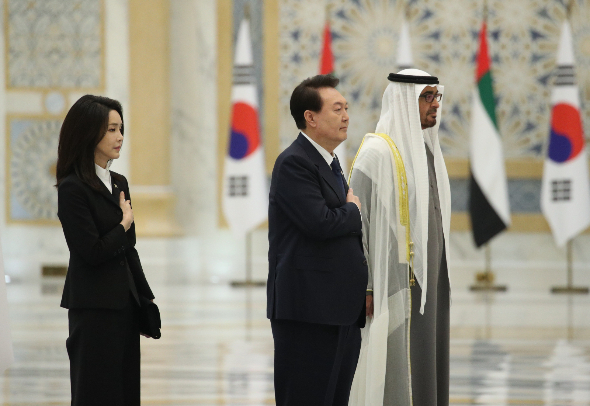 아랍에미리트(UAE)를 국빈 방문한 윤석열 대통령과 부인 김건희 여사가 15일(현지시간) 아부다비 대통령궁에서 열린 공식환영식에서 모하메드 빈 자이드 알 나하얀 UAE 대통령과 의장대를 사열하고 있다. /사진=뉴시스