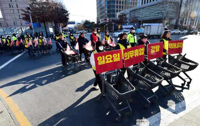  대구시가 8개 구·군의 대형마트 의무휴업일을 2월부터 월요일로 전환할 예정이다. 지난4일 오전 대구시청 동인청사 앞에서 민주노총 서비스연맹 마트산업노동조합이 '마트 노동자들을 배제한 의무휴업 일방적 평일 변경 추진 규탄' 기자회견에 참석한 노조원들이 카트를 끌고 거리를 행진하고 있다. /사진=뉴시스