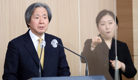 방역전문가가 실내 마스크 해제가 조만간 이뤄질 것이란 의견을 내비쳤다. 정기석 코로나19 특별대응단장 겸 국가 감염병 위기대응 자문위원장이 지난 16일 오전 서울 종로구 정부서울청사 별관에서 이번 겨울 유행 추세 등 코로나19 정례브리핑을 하고 있다. /사진=뉴스1