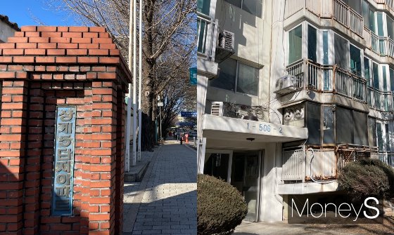 부동산 한파에 정부가 재건축 정밀안전진단 기준을 완화하는 정책을 내놓으며 서울 노원구 상계·월계동 노후 아파트 단지들이 들썩이고 있다. 사진은 상계주공5단지 정문과 아파트 외관. /사진=정영희 기자