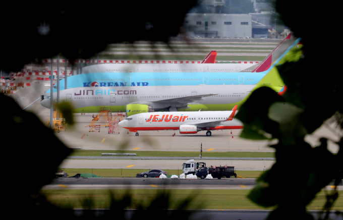 국내 LCC에 '가격 후려치기' 후폭풍이 거세다. 사진은 인천공항 활주로에 주기된 각 항공사 여객기. /사진=뉴스1
