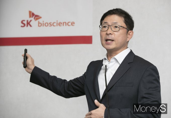안재용 SK바이오사이언스 대표이사 사장이 13일 경기도 판교에 위치한 에코허브에서 국내1호 백신 '스카이코비원'에 대한 설명을 하고 있다./사진=공동사진취재단