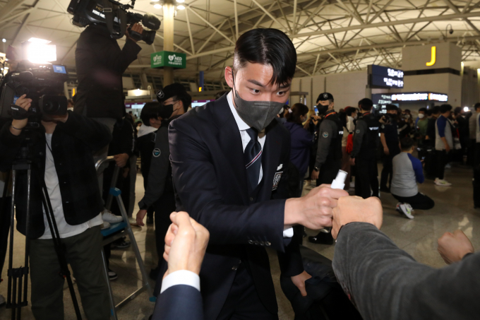 오현규가 스코틀랜드 명문 셀틱의 구애를 받고 있는 것으로 알려졌다. 사진은 오현규가 지난해 11월13일 인천공항을 통해 카타르로 향하는 모습. /사진=뉴스1