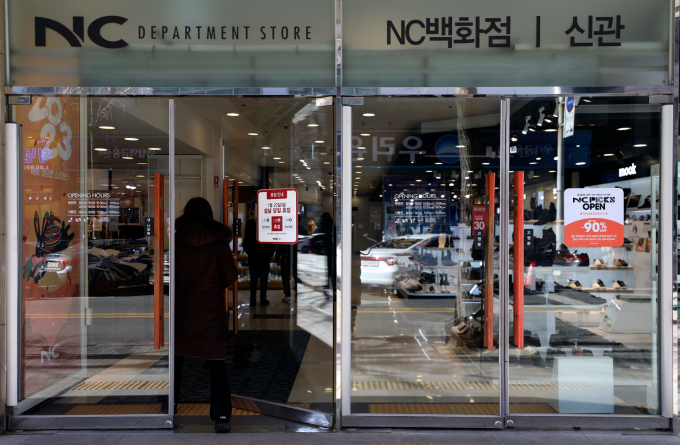 지난 21일 천장 균열과 관련해 보수 조치를 마친 경기 성남시 NC백화점 야탑점이 영업을 재개해 고객들이 입장하고 있다. /사진=뉴시스
