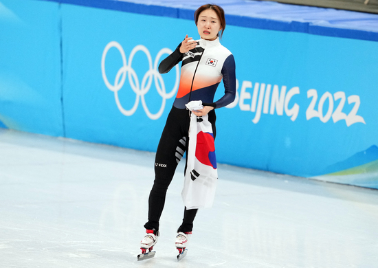 최민정이 22일(한국시각) 미국 뉴욕주 레이크플래시드 올림픽센터 1932링크에서 열린 쇼트트랙 여자 1000ｍ와 여자 3000m 계주에서 각각 금메달을 목에 걸었다. 사진은 지난해 베이징동계올림픽 쇼트트랙 여자 1000m에서 은메달을 차지한 후 기뻐하는 모습. /사진=로이터