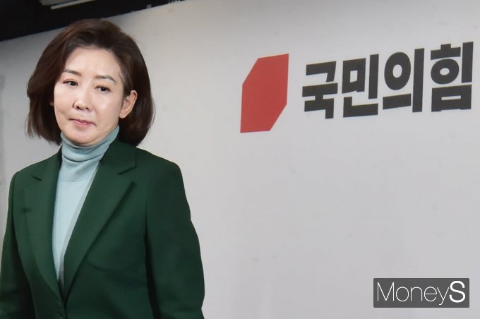 나경원 전 의원이 국민의힘 화합·단결을 위해 전당대회에 출마하지 않겠다고 밝혔다. 사진은 25일 서울 여의도 당사 기자회견 현장. /사진=임한별 기자