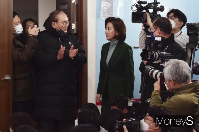 [머니S포토] 지지자 박수속 기자회견장 들어서는 '나경원'