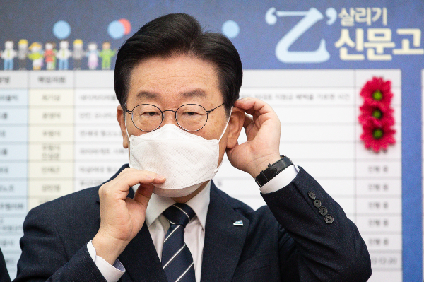 이재명 더불어민주당 대표가 지난 25일 밤늦게 "어처구니가 없다"라는 주장을 펼쳤다. 사진은 지난 25일 서울 여의도 국회에서 열린 을지로위원회 상생 꽃달기 행사에서 격려사 후 마스크를 쓰고 있는 이 대표. /사진=뉴스1