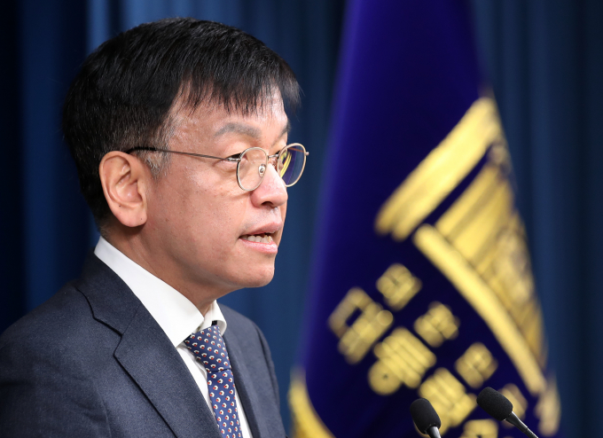 정부가 난방비 폭등에 대한 대책으로 1분기 가스 요금 동결, 취약계층 난방비 지원 확대, 사회적 배려 대상자에 한 추가 요금 할인 등을 결정했다. 사진은 26일 용산 대통령실 청사 브리핑룸에서 난방비 절감 대책을 설명하는 최상목 경제수석. /사진=뉴스1