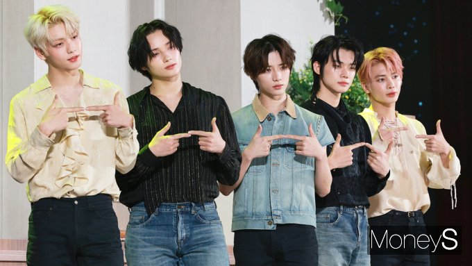 [머니S포토] 제2의 BTS 꿈꾸는 'TXT'  신보 더블밀리언 돌파 속에…