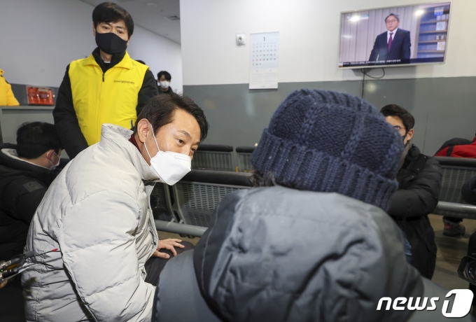 오세훈 서울시장이 26일 오전 서울 중구 서울역희망지원센터를 방문해 취약계층 한파대책 점검을 하고 있다. (공동취재) 2023.1.26/뉴스1 ⓒ News1 김도우 기자