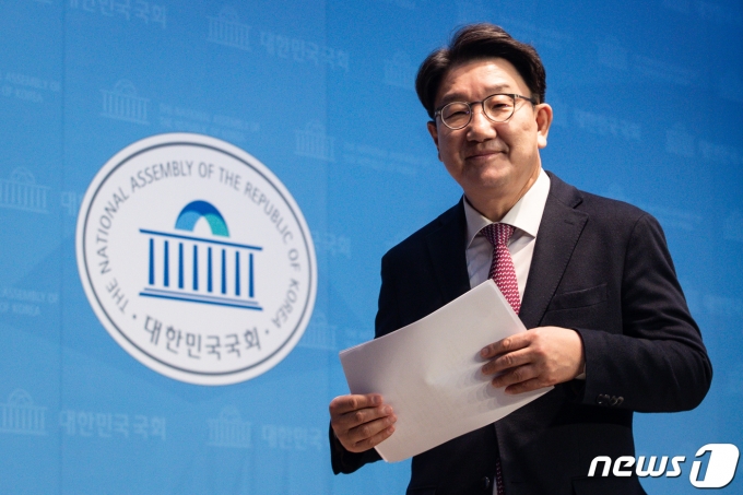 권성동 국민의힘 의원이 5일 서울 여의도 국회 소통관에서 기자회견을 열고 3·8 전당대회 당대표 불출마를 선언한 후 단상을 내려오고 있다. 2023.1.5/뉴스1 ⓒ News1 유승관 기자
