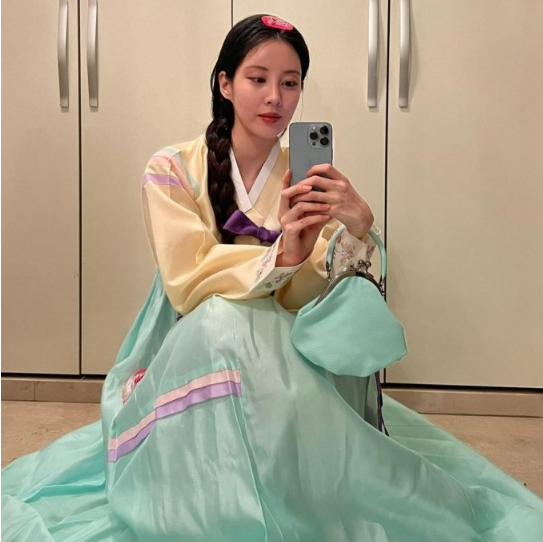 그룹 소녀시대 출신 배우 서현이 올해 설 인사를 하며 입은 한복이 12년전 팬 선물인 것으로 밝혀졌다. /사진=서현 인스타그램