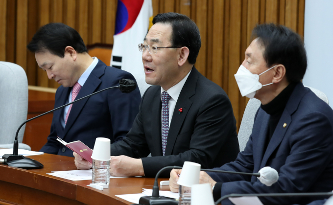 국민의힘이 검찰 소환 조사를 하루 앞둔 이재명  더불어민주당 대표를 향해 '대표직을 사퇴하라'고 압박했다. 사진은 27일 서울 여의도 국회에서 열린 원내대책회의에서 발언하는 주호영 원내대표. /사진=뉴시스