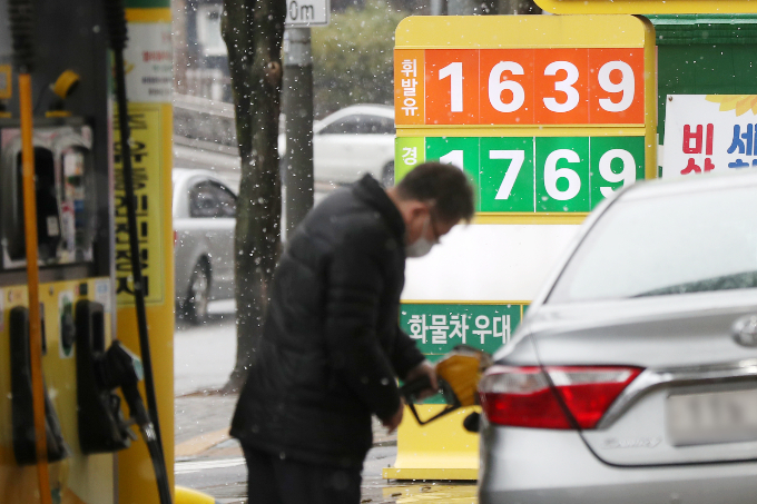 1월 넷째 주 주유소 휘발유 판매가격이 전주보다 7.2원 1567.4원을 기록했다. 사진은 서울 소재 주유소에서 주유하는 시민. /사진=뉴스1