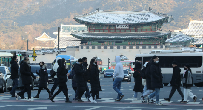 오는 28일에는 기온이  최저 영하 19도 까지 떨어지고 바람이 세게 불어 올 겨울 최강 한파가 지속 될 것으로 보인다. 사진은 27일 서울 종로구 광화문에서 건널목을 건너는 시민들. /사진=뉴스1