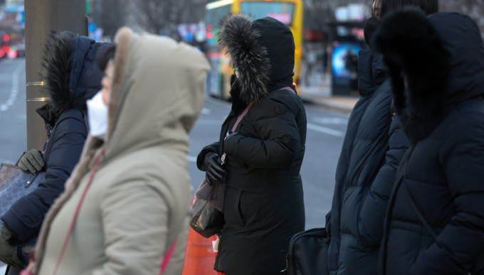 28일에는 전국 대부분 지역의 최저 기온이 영하 10도 안팎으로 떨어지고 눈이 내리고 바람이 불것으로 보인다. 사진은 지난 25일 한파에 중무장한 출근길 시민들의 모습. /사진=뉴스1