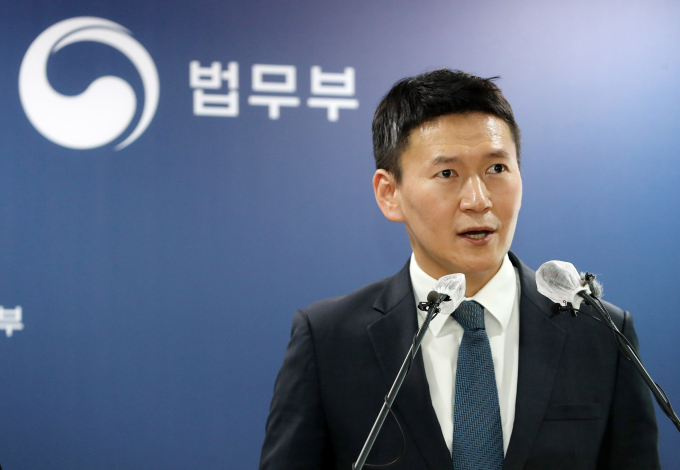 법무부는 27일 대검검사급 1명을 새로 임명하고 고검검사급 50명, 일반검사 446명을 전보하는 등 '2023년 상반기 검사 인사'를 단행했다. 사진은 지난 25일 경기 과천시 법무부 '2023년 업무보고 사전브리핑'을 하는 신동원 법무부 대변인. /사진=뉴스1
