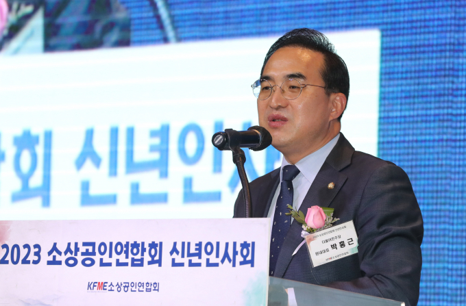 박홍근 더불어 민주당 대표가 '난방비 폭탄'에 대한 시급한 대책 마련을 촉구하며 민주당이 '에너지 고물가 지원금' 지급을 정부에 제안한 것에 대해 "단순한 정치적 의도로 치부할 것 아니라 시장은 그만큼 다급하다"고 주장했다. 사진은 27일 서울 여의도 글래드호텔에서 열린 2023 소상공인연합회 신년인사회에서 축사하는 박홍근 원내대표. /사진=뉴시스