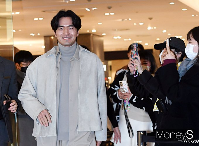 [머니S포토] 이진욱, 백화점 시선 싹쓸이