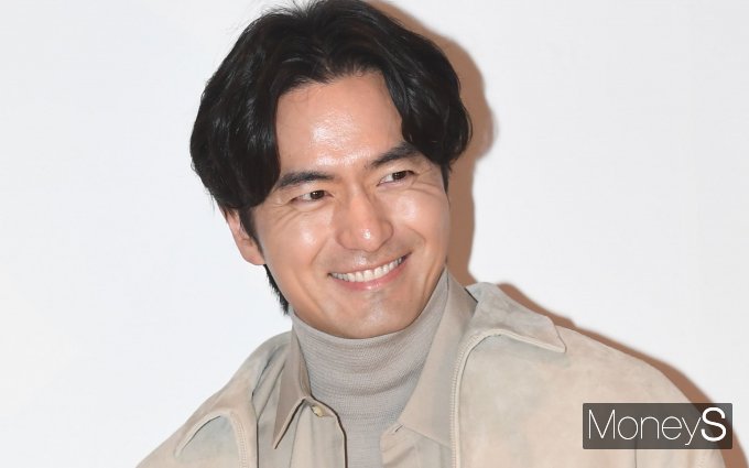 미소 짓는 이진욱/사진=장동규 기자