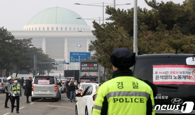 여의도 국회의사당 앞에서 경찰이 질서 활동을 하고 있다. 2023.1.7/뉴스1 ⓒ News1 민경석 기자
