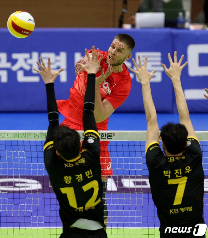 [사진] 스파이크 시도하는 타이스