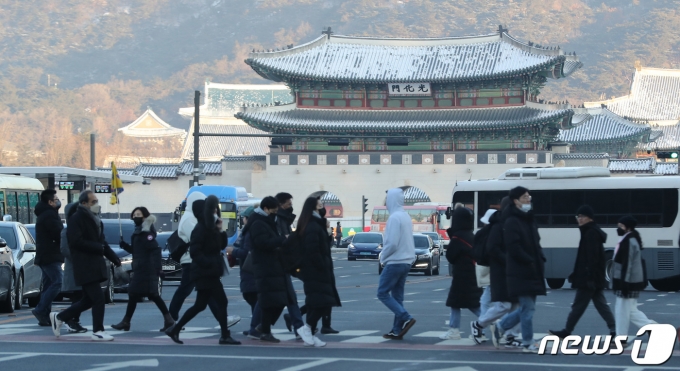 연일 한파가 이어지고 있는 27일 오전 서울 종로구 광화문에 하얗게 눈이 쌓여있다. 2023.1.27/뉴스1 ⓒ News1 이동해 기자