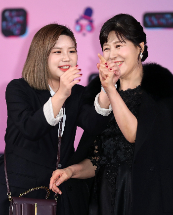사진은 지난 2019년 탤런트 김승현의 딸 김수빈과 어머니 백옥자(오른쪽) 씨가 서울 영등포구 여의도 KBS 본관에서 열린 ‘2019 KBS 연예대상’ 레드카펫 행사에 참석해 포즈를 취하는 모습./사진=뉴스1