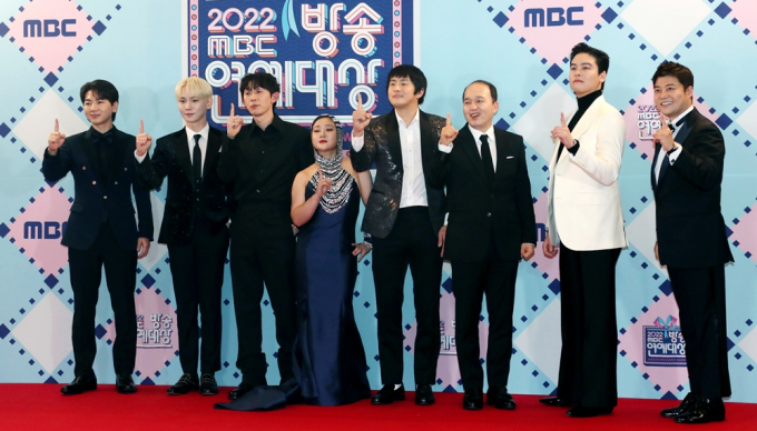 '나 혼자 산다' 이주승(왼쪽부터), 키, 코드쿤스트, 박나래, 기안84, 김광규, 이장우, 전현무가 지난해 12월29일 서울 마포구 상암 MBC 미디어센터에서 열린 '2022 MBC 방송연예대상' 시상식에서 포즈를 취하고 있다./사진=뉴스1