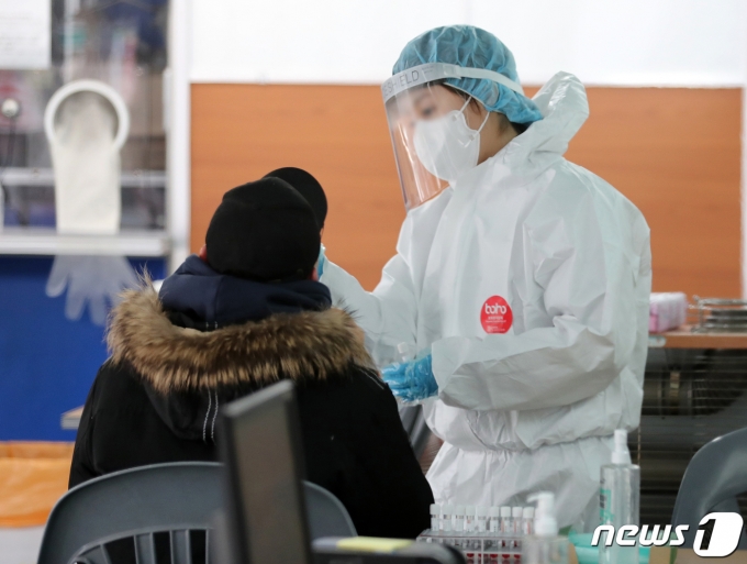 서울 동대문구 보건소 선별진료소에서 한 시민이 PCR 검사를 받고 있다. 2023.1.25/뉴스1 ⓒ News1 김진환 기자